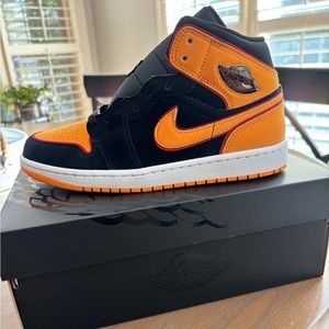 Air Jordan 1 Mid SE Black/Vivid orange
